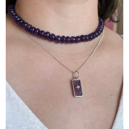 Collar placa de piedra con destello