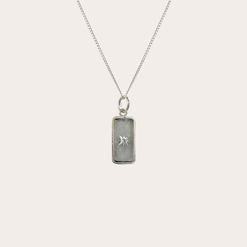 Collar placa de piedra con destello