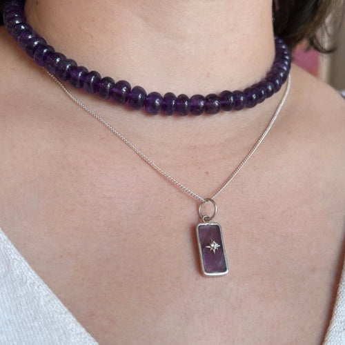 Collar placa de piedra con destello