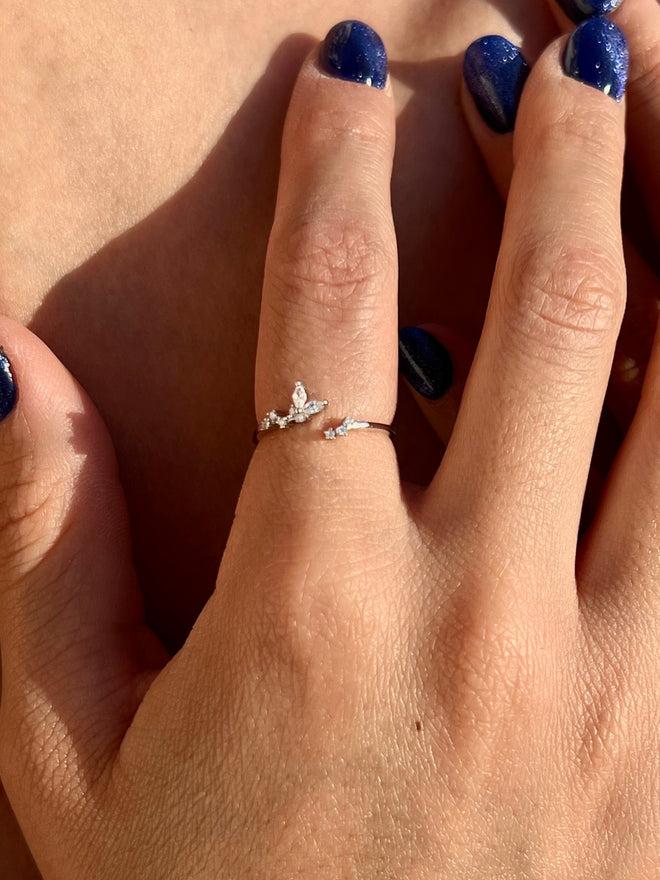 Anillo Hojitas Ajustable de Zirconias