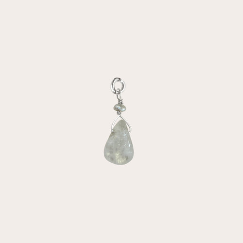Charm gota con piedra engarzada