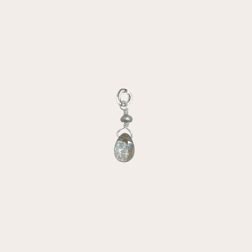 Charm gota con piedra engarzada