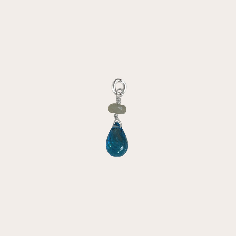 Charm gota con piedra engarzada