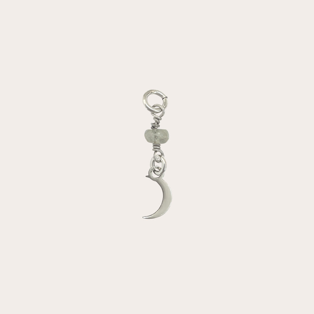 Charm luna con piedra engarzada
